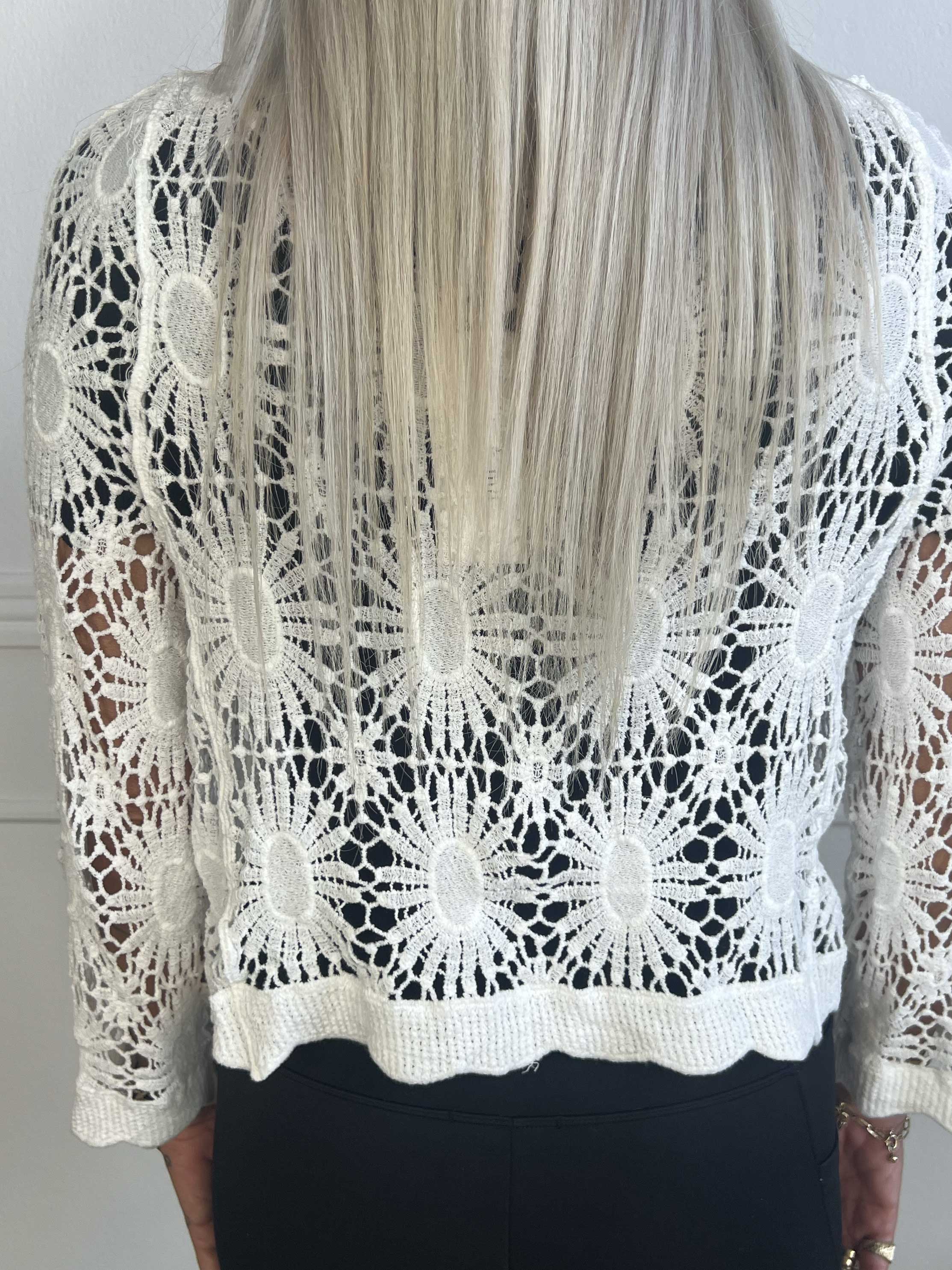 Helina - Kort hæklet cardigan i bomuld med knapper